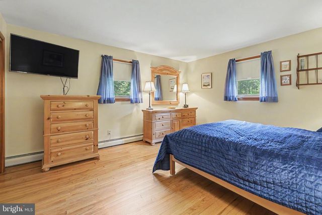 2048 BUSTLETON RD, Burlington, NJ 08016