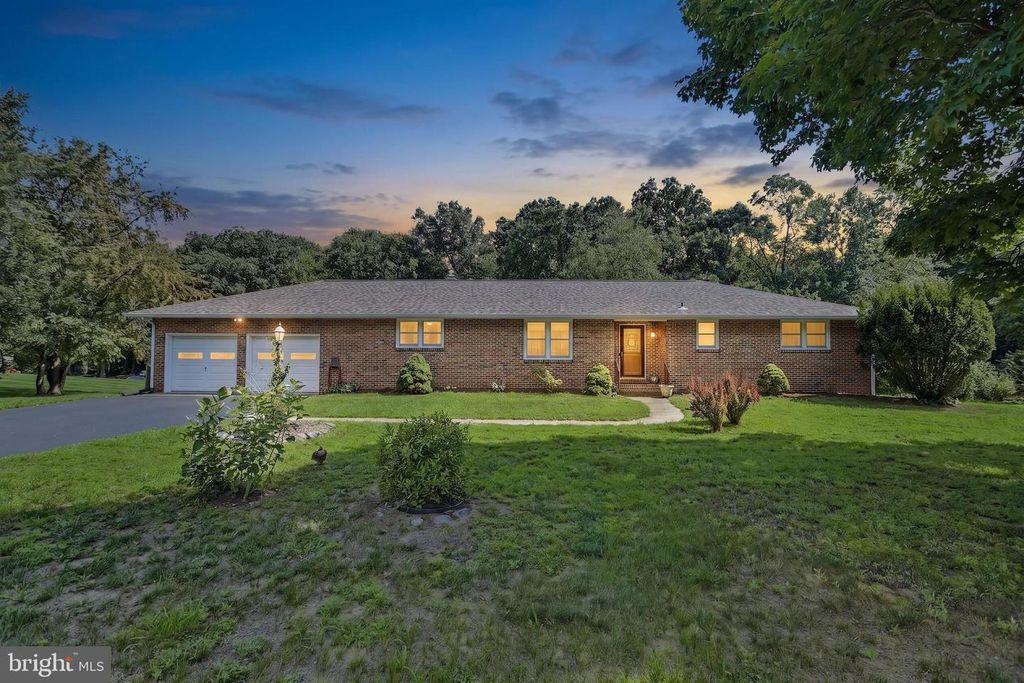 2048 BUSTLETON RD, Burlington, NJ 08016