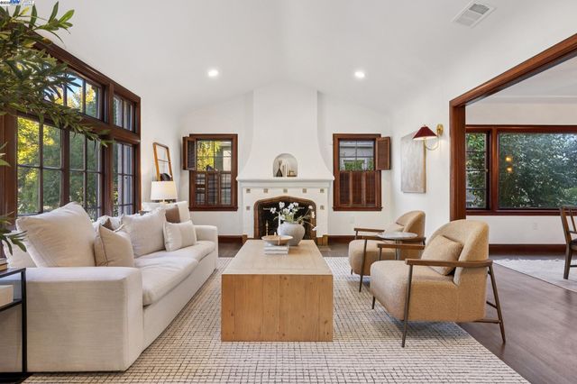 1728 Cambridge Dr, Alameda, CA 94501