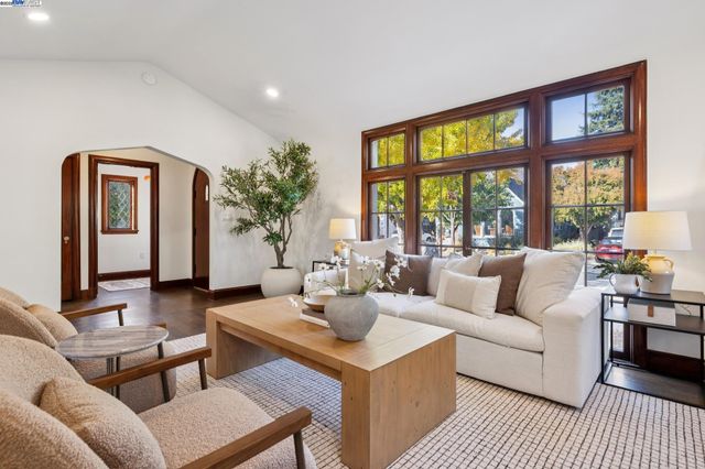 1728 Cambridge Dr, Alameda, CA 94501