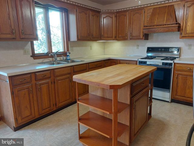 912 POPLAR LN, Lebanon, PA 17046