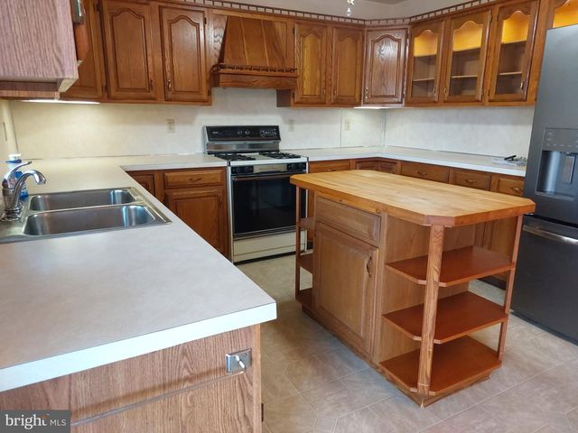 912 POPLAR LN, Lebanon, PA 17046