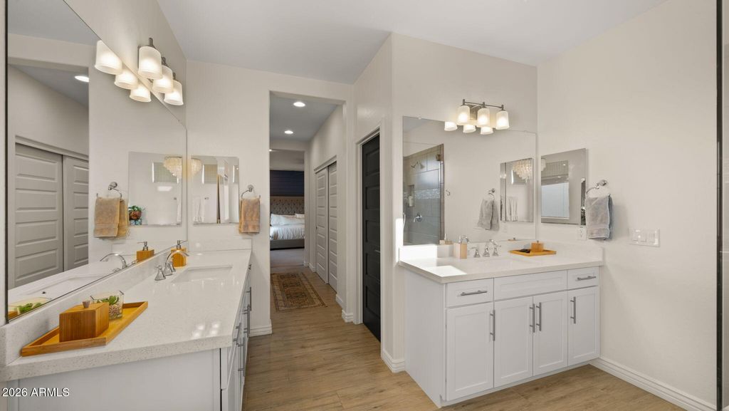 Image 12 of property listing at 4724 E PARKSIDE Lane, Phoenix, AZ 85050