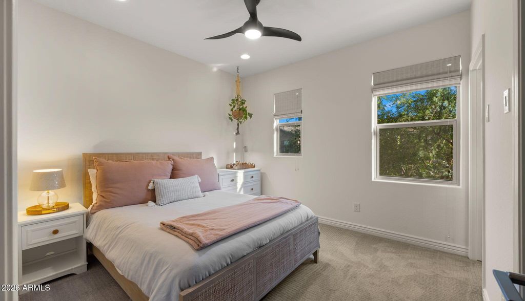 Image 13 of property listing at 4724 E PARKSIDE Lane, Phoenix, AZ 85050