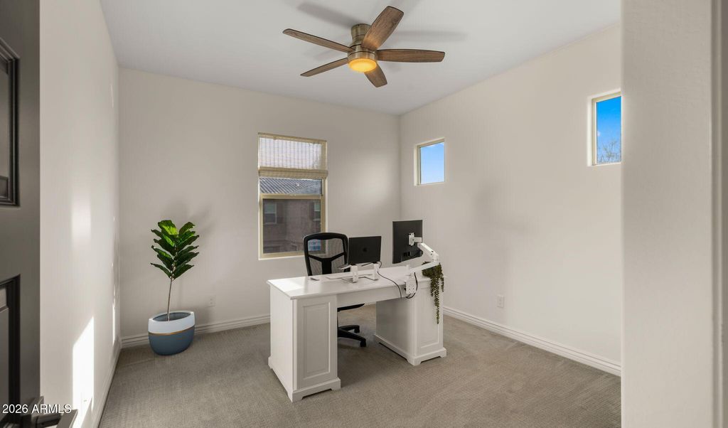 Image 15 of property listing at 4724 E PARKSIDE Lane, Phoenix, AZ 85050