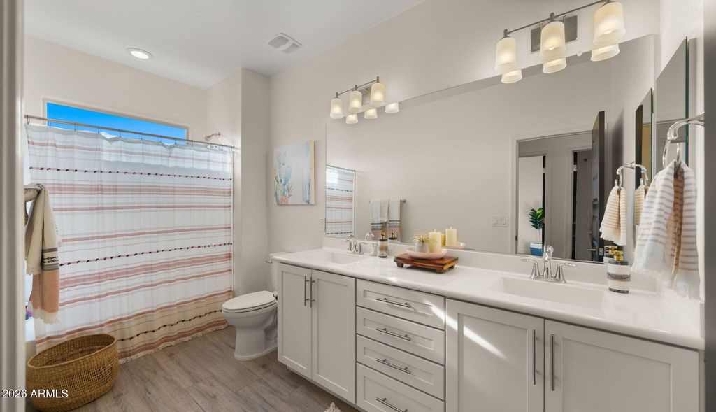 Image 16 of property listing at 4724 E PARKSIDE Lane, Phoenix, AZ 85050