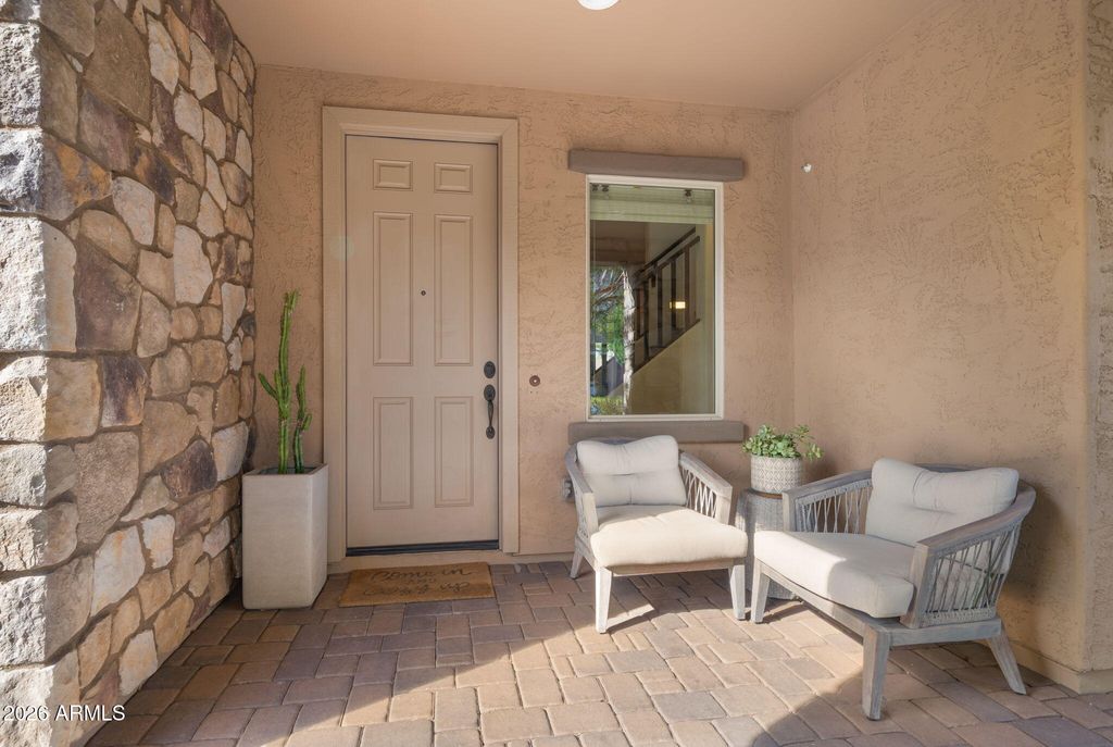 Image 2 of property listing at 4724 E PARKSIDE Lane, Phoenix, AZ 85050