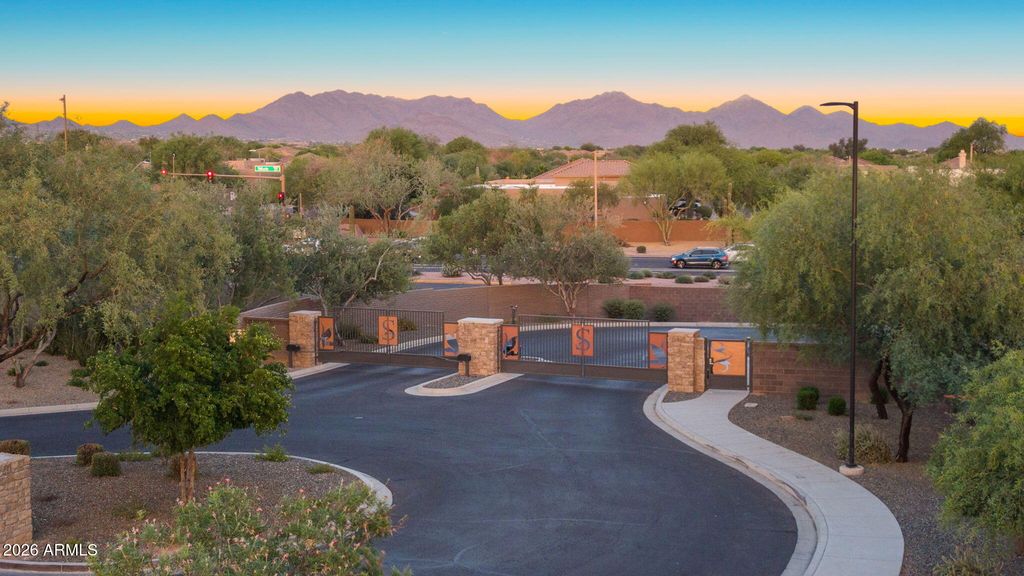 Image 27 of property listing at 4724 E PARKSIDE Lane, Phoenix, AZ 85050
