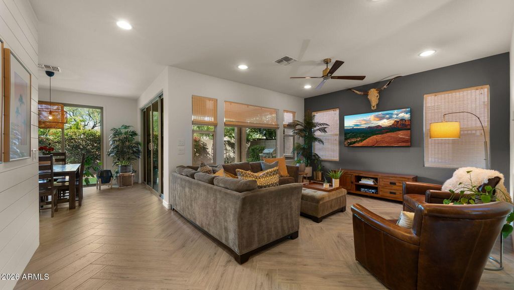 Image 3 of property listing at 4724 E PARKSIDE Lane, Phoenix, AZ 85050