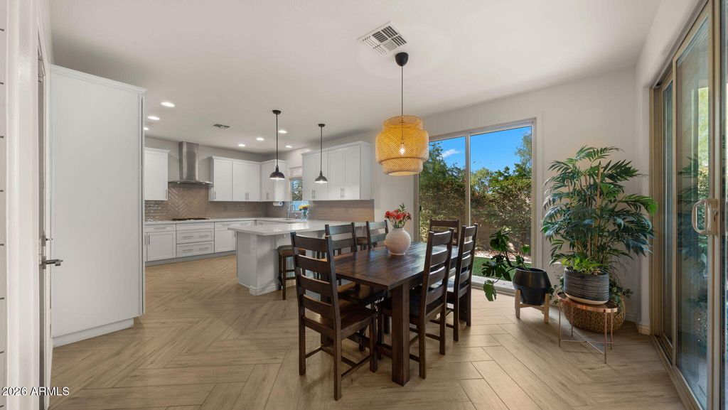 Image 5 of property listing at 4724 E PARKSIDE Lane, Phoenix, AZ 85050