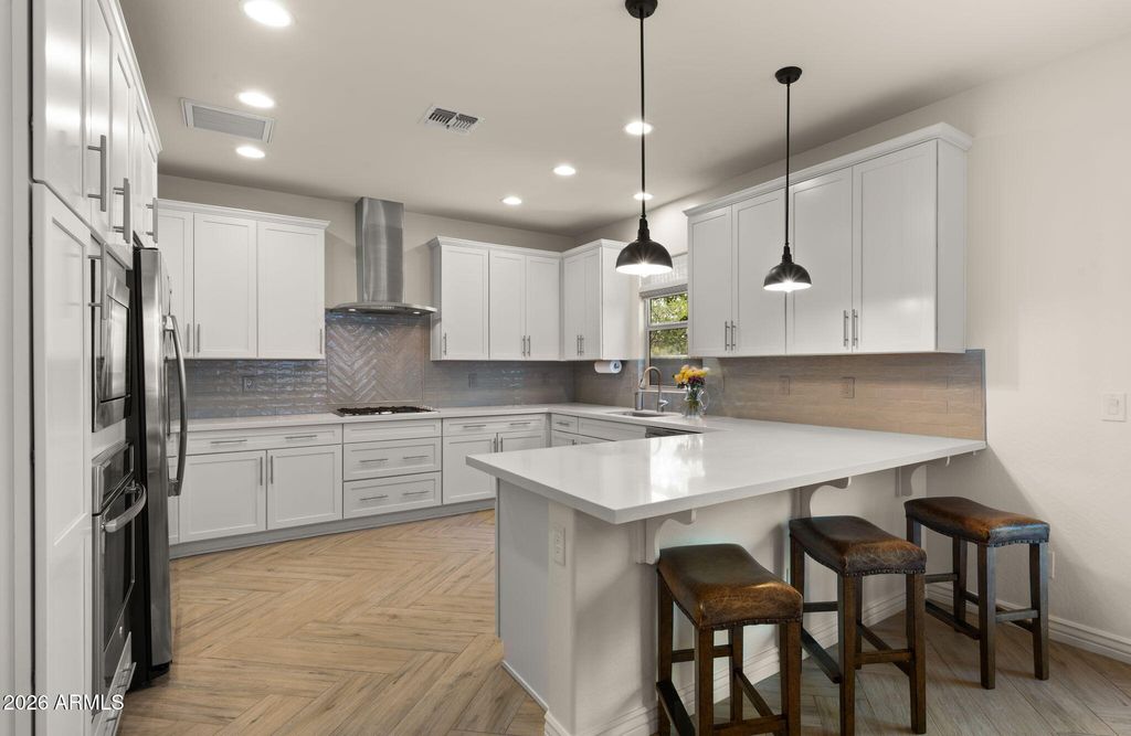 Image 6 of property listing at 4724 E PARKSIDE Lane, Phoenix, AZ 85050