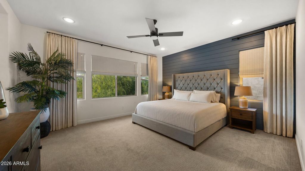 Image 9 of property listing at 4724 E PARKSIDE Lane, Phoenix, AZ 85050