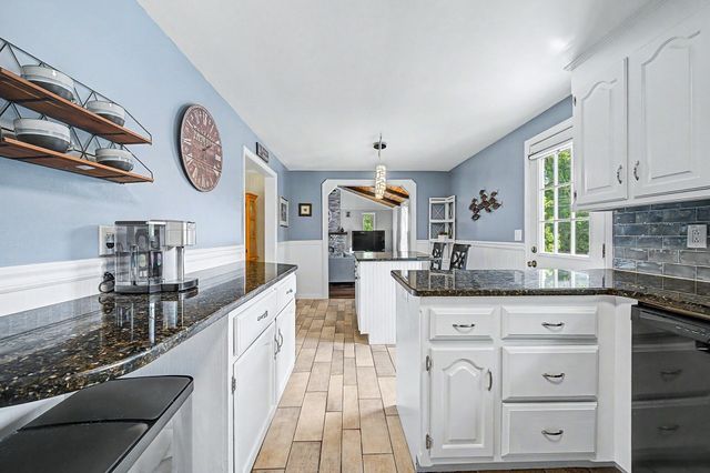 592 Pond St, Franklin, MA 02038