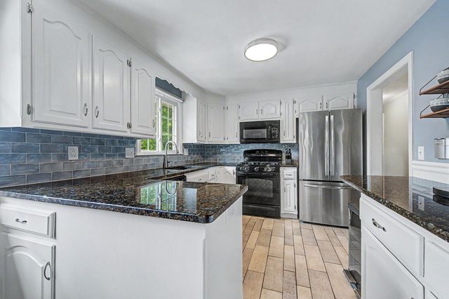 592 Pond St, Franklin, MA 02038
