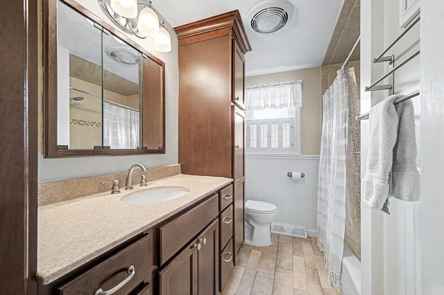 592 Pond St, Franklin, MA 02038