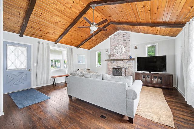 592 Pond St, Franklin, MA 02038