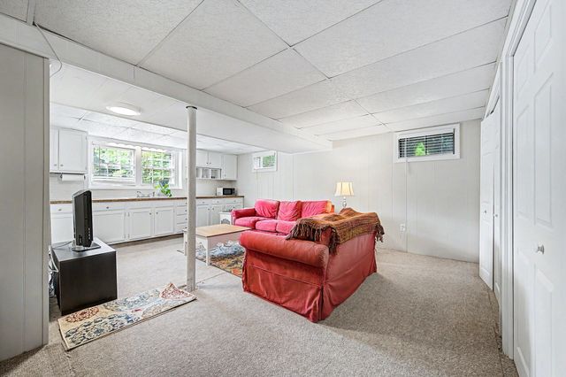 592 Pond St, Franklin, MA 02038