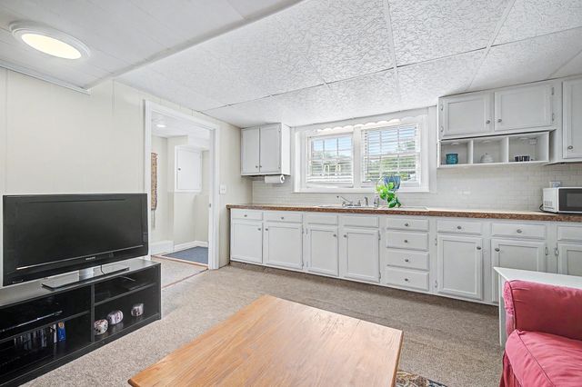 592 Pond St, Franklin, MA 02038