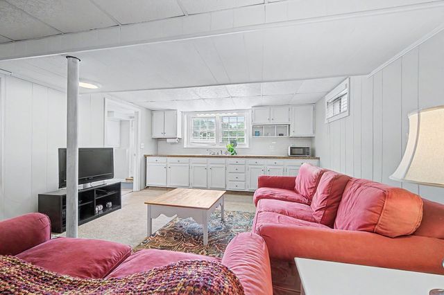592 Pond St, Franklin, MA 02038