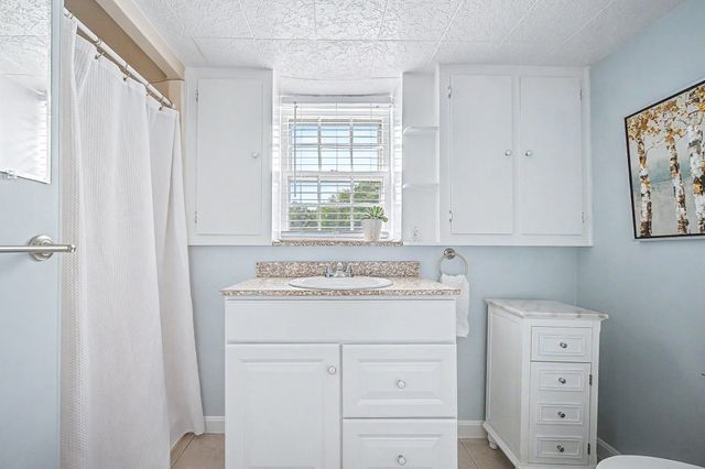 592 Pond St, Franklin, MA 02038