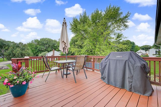 592 Pond St, Franklin, MA 02038