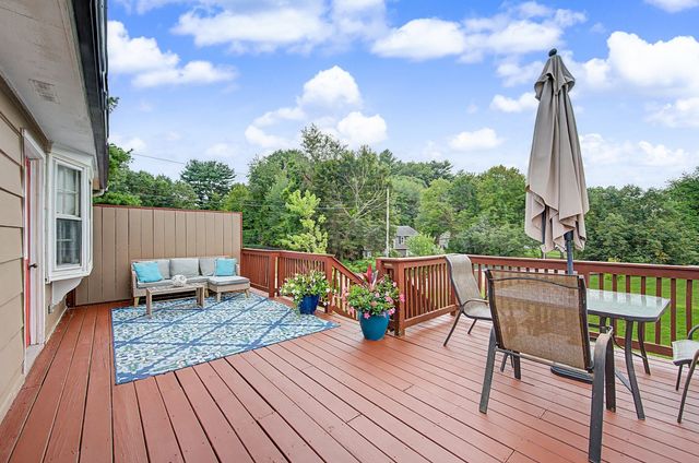 592 Pond St, Franklin, MA 02038