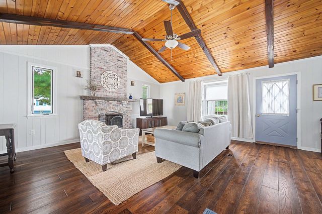 592 Pond St, Franklin, MA 02038