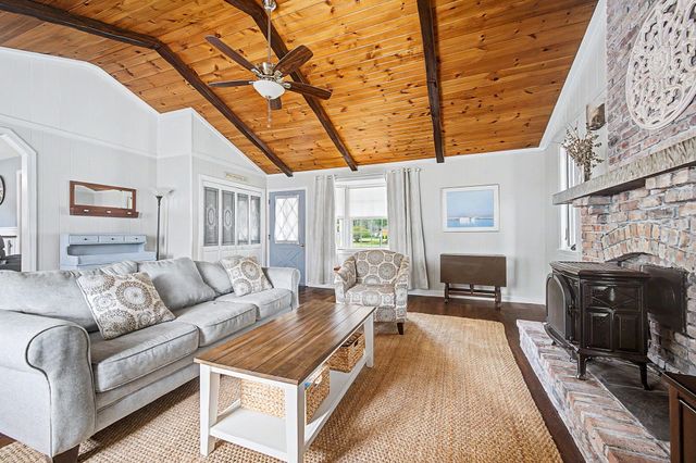 592 Pond St, Franklin, MA 02038
