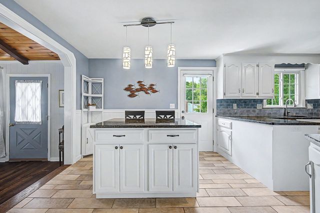 592 Pond St, Franklin, MA 02038