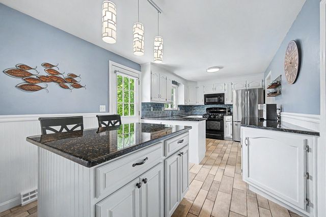 592 Pond St, Franklin, MA 02038