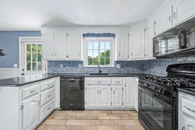 592 Pond St, Franklin, MA 02038