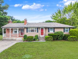 592 Pond St, Franklin, MA 02038