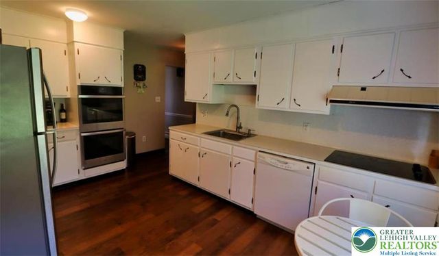 1137 LYNNHURST Place, Bethlehem City, PA 18017