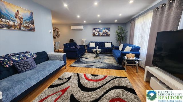 1137 LYNNHURST Place, Bethlehem City, PA 18017