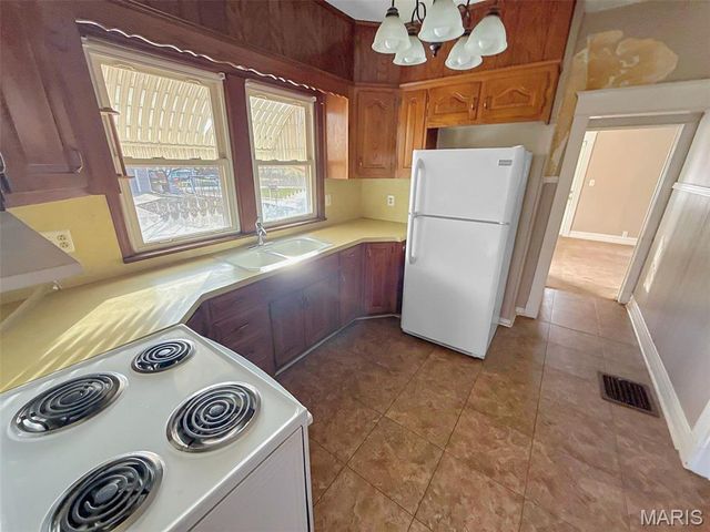 575 Crescent Avenue, Independence, MO 64053