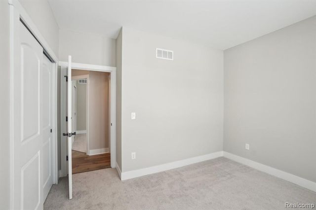 523 Round Rock Dr, Howell, MI 48843