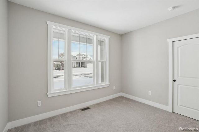 523 Round Rock Dr, Howell, MI 48843
