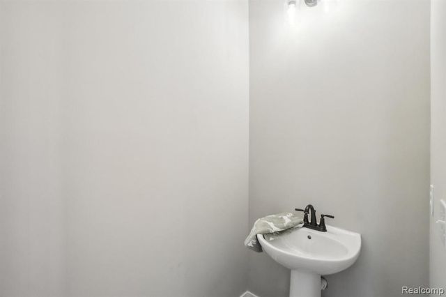 523 Round Rock Dr, Howell, MI 48843