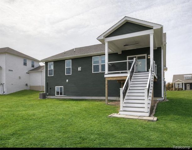 523 Round Rock Dr, Howell, MI 48843