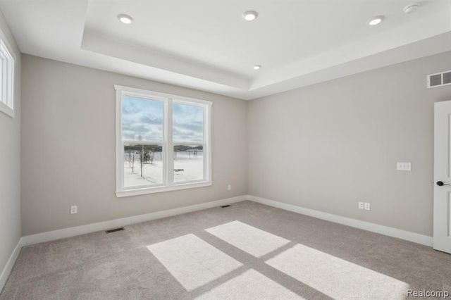 523 Round Rock Dr, Howell, MI 48843