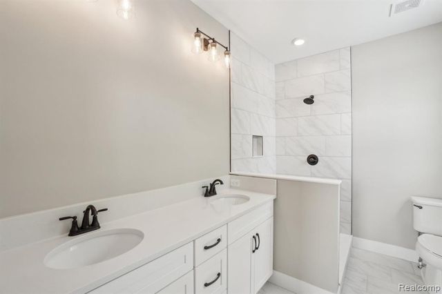 523 Round Rock Dr, Howell, MI 48843
