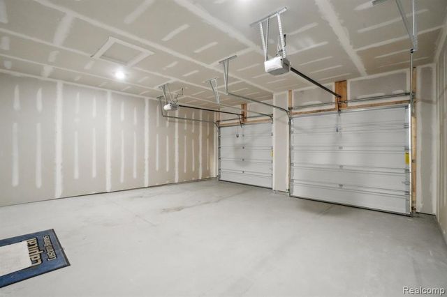523 Round Rock Dr, Howell, MI 48843