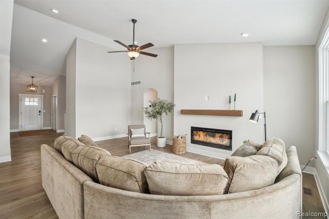 523 Round Rock Dr, Howell, MI 48843