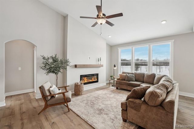 523 Round Rock Dr, Howell, MI 48843