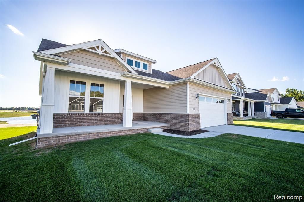 523 Round Rock Dr, Howell, MI 48843