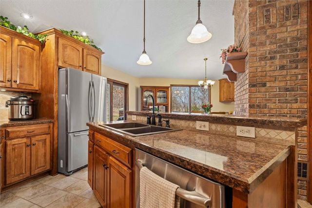 25293 Dehoff Drive, Tonganoxie, KS 66086