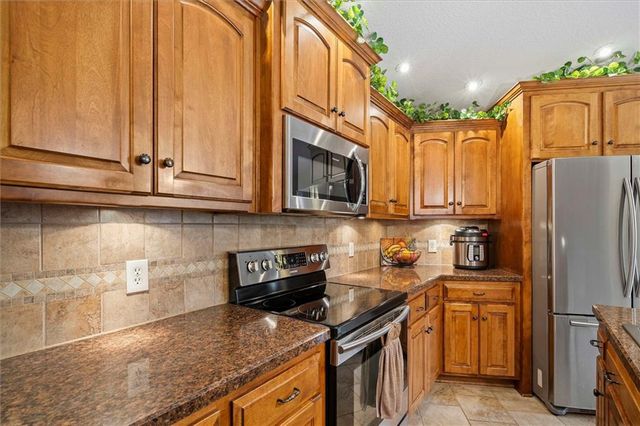 25293 Dehoff Drive, Tonganoxie, KS 66086