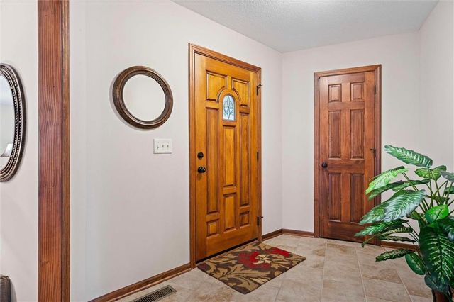 25293 Dehoff Drive, Tonganoxie, KS 66086