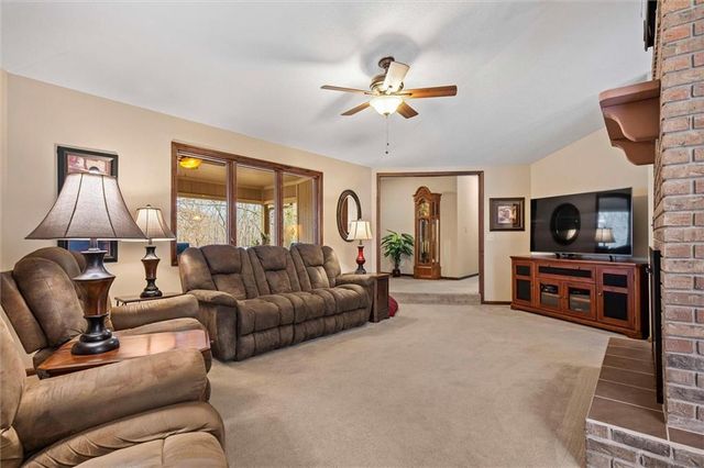 25293 Dehoff Drive, Tonganoxie, KS 66086