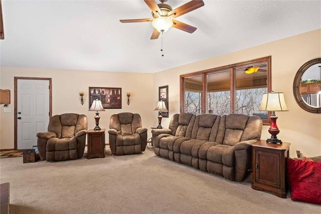 25293 Dehoff Drive, Tonganoxie, KS 66086